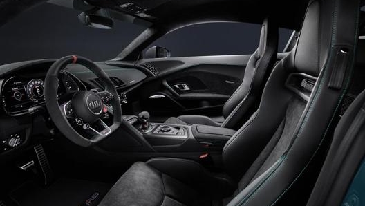 Gli interni della R8, rivestiti in Alcantara  è in pelle Nappa nera con cuciture in contrasto verde Kailash