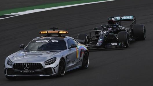 Hamilton dietro alla Safety car