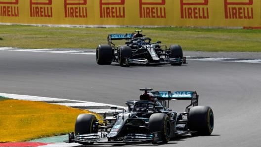 Hamilton e Bottas in fuga. Afp