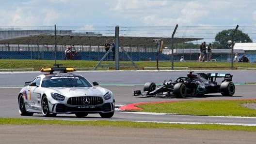 Hamilton dietro alla Safety car. Afp