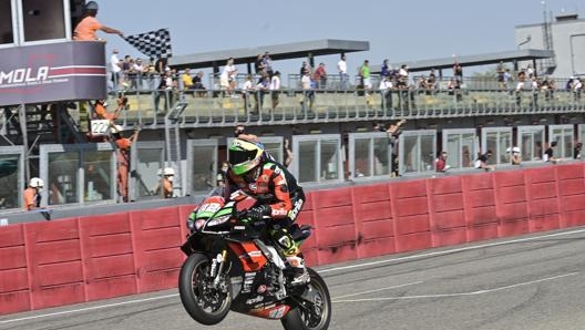 Lorenzo Savadori e la sua Aprilia vittoriosi a Imola