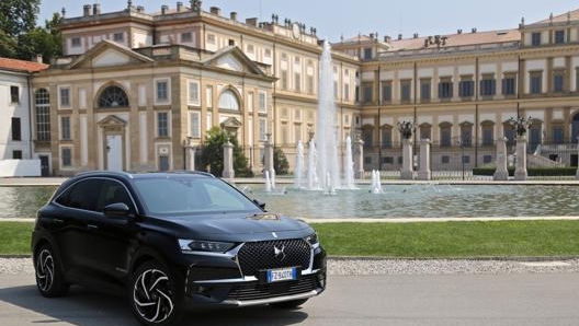 DS 7 Crossback E-Tense 4x4 fotografata alla Reggia di Monza recentemente riaperta al pubblico. Fotoservizio Masperi