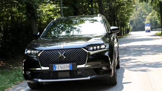 Il frontale di DS 7 Crossback E-Tense 4x4 caratterizzato dalla grande calandra e i fari a Led diurni