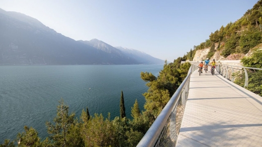 La suggestiva ciclabile sul Garda con partenza da Limone. Bresciatourism.it