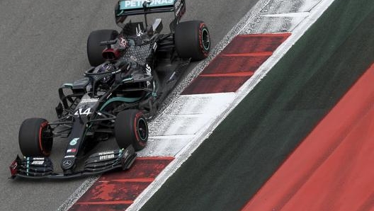 Lewis Hamilton in azione a Sochi. Ap