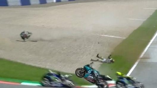 La moto vola a un passo da Rossi