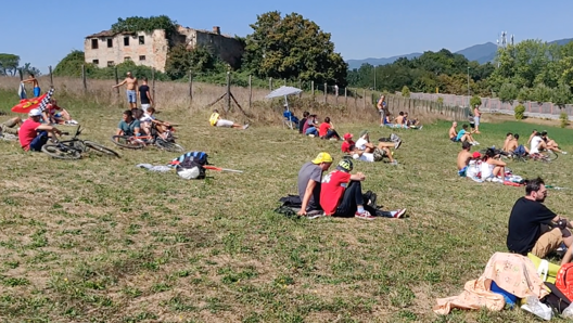 I tifosi distanzati in attesa dell’inizio del GP di Toscana