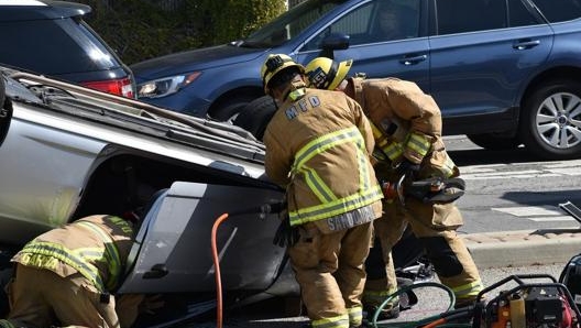 In assenza di fiamme, i Vigili del Fuoco prima disconnettono la batteria e poi intervengono sul veicolo