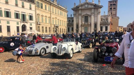 Le auto in Piazza Sordello pronte per la partenza