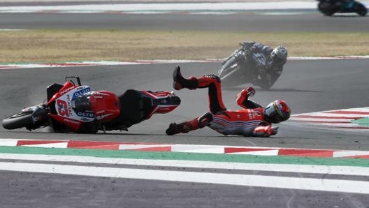 La scivolata di Bagnaia mentre era al comando del Gran Premio. Ap