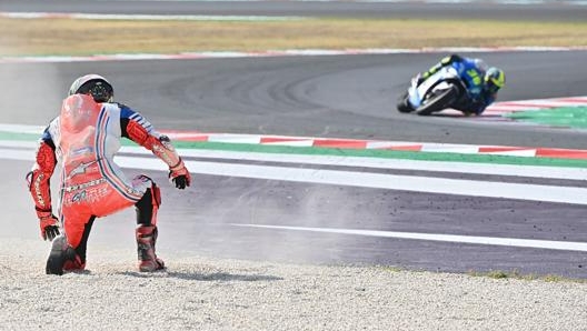 Bagnaia si rialza dopo la caduta. Afp