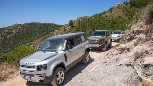 La carovana di Land Rover Defender nel corso della prova in anteprima