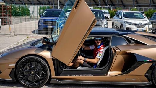 Pecco Bagnaia sulla Lamborghini Aventador Svj