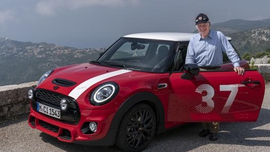 Paddy Hopkirk, 87 anni, posa insieme alla “sua” Mini