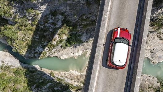 La carrozzeria è in tonalità “Chili Red” (rosso peperoncino) e il tetto bianco proprio come il modello originale