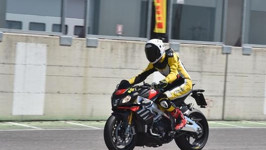 La nuova Aprilia Tuono V4 1100 Factory monta il Cornerin Abs che aiuta in stacca e in inserimento