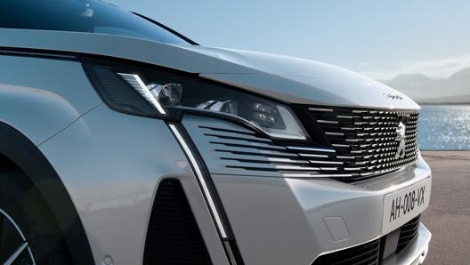 Il restyling di Peugeot 3008 si evidenzia in particolare dal frontale dove spiccano la firma luminosa e la nuova griglia