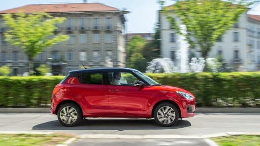 La Suzuki Swift nella colorazione Rosso Cordoba con tetto nero