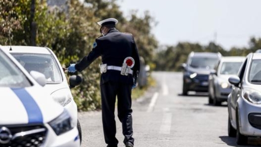 Un posto di controllo sul litorale romano all’inizio della Fase 3. LaPresse