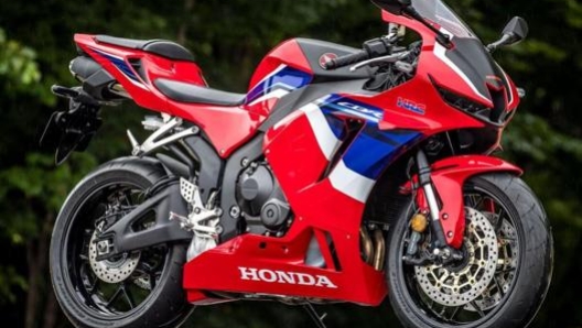 L’aggressivo frontale si ispira al muso della Fireblade 2020