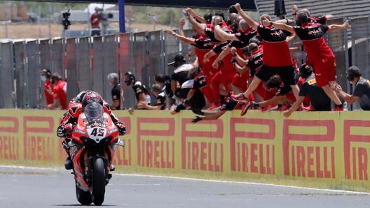 Londa rossa dei box del team Ducati  accoglie Redding e Davies allarrivo. Epa