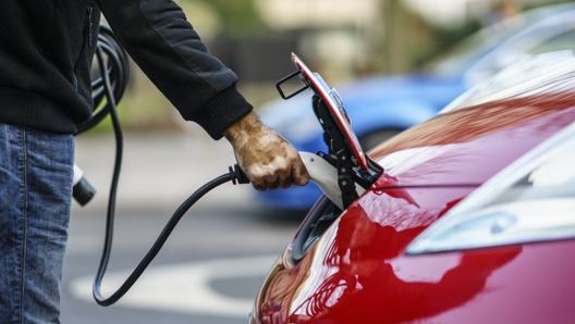 Una colonnina per la ricarica delle auto elettriche. Getty