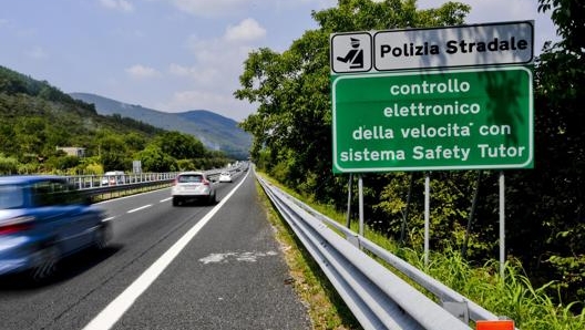 I tutor controllano la velocità media di percorrenza di un determinato tratto di autostrada. Ansa