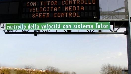 La presenza dei tutor deve essere segnalata sia all’inizio del tratto controllato che ad ogni intersezione o 4 chilometri. Ansa