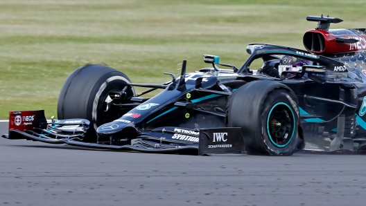 Lewis Hamilton, 35 anni, domenica a Silverstone con la gomma anteriore sinistra afflosciata AFP