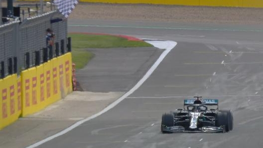 Lewis hamilton taglia il traguardo con la gomma anteriore sinistra a terra