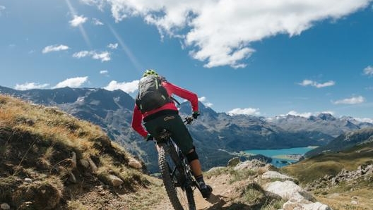 Il Corviglia Flow Trail con vista sul lago. Engadin St. Moritz Mountains