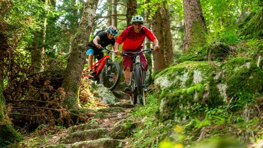 E-bike su un trail da enduro sulle montagne della Valtellina