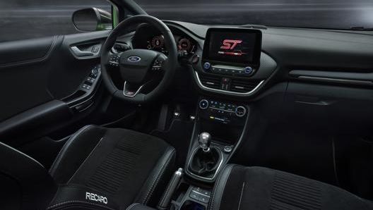 Gli interni della nuova Ford Puma ST: dettagli sportivi e sedili Recaro avvolgenti