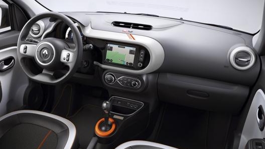 Rispetto alla versione normale, la Twingo Electric Vibes presenta diversi dettagli estetici specifici anche dentro l’abitacolo