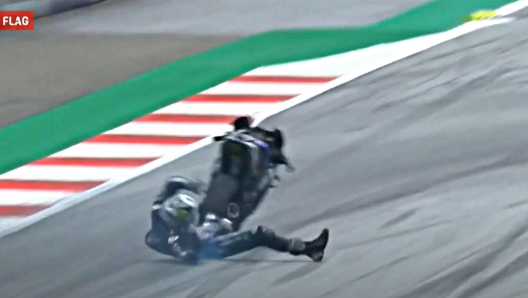 Maverick Vinales nell’attimo in cui si lascia cadere dalla moto a 220 km/h.