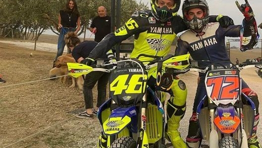 Valentino e Maverick al Ranch di Tavullia. Viñales ha utilizzato la moto di Marco Bezzecchi