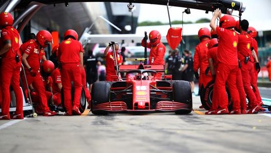 La Ferrrai SF1000 numero 16 di Charles Leclerc durante un pit stop. Getty Images