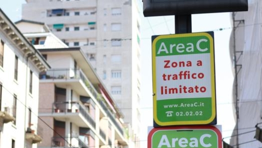 Un varco dell’Area C di Milano. Ansa