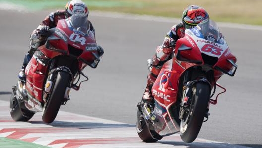 Foto quanto mai simbolica, con la Ducati privata di Bagnaia che scappa e quella ufficiale di Dovizioso che arranca. Getty