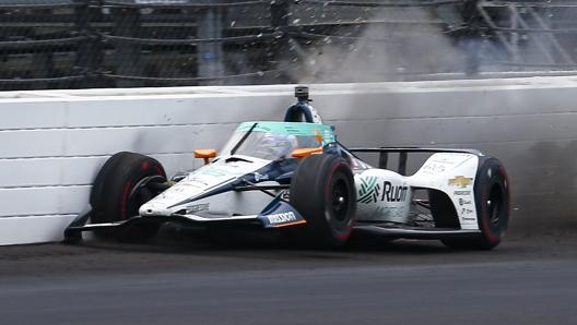 Fernando Alonso a muro nelle Libere di Indy. Ap