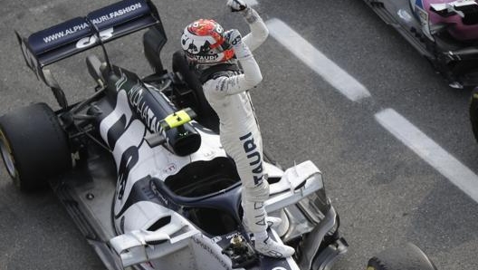 Pierre Gasly festeggia il successo di Monza. Ap