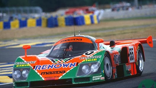 La Mazda 787B, la giapponese con motore rotativo qui nelliconica colorazione verde-arancione