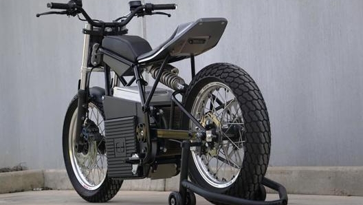 La forcella tradizionale è prelevata da una vecchia R6, il mono posteriore da una Honda CR85