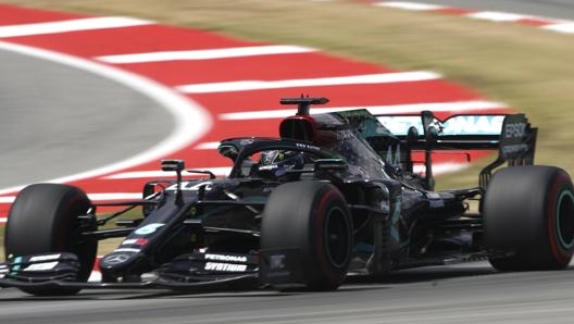 Lewis hamilton in azione con la Mercedes. Epa