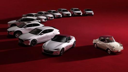 Bianco fuori, rosso dentro. Sono le Mazda della serie speciale 100th Anniversary