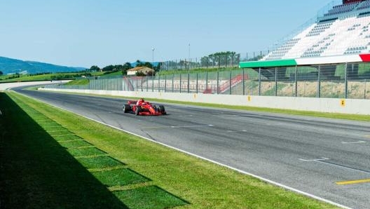 Sebastian Vettel sul rettifilo principale del Mugello al volante della SF1000 del 2020 .