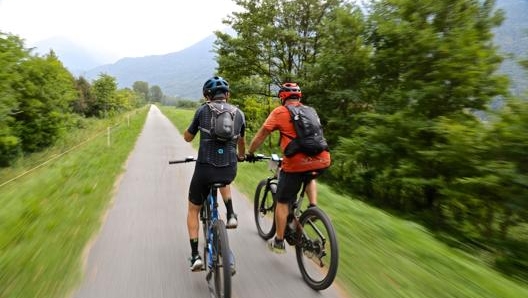 La pista ciclopedonale con fondo asfaltato del Sentiero Valtellina. Masperi