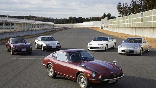 La Nissan 240Z, prima generazione delle “Fairlady”, con le successive quattro in secondo piano