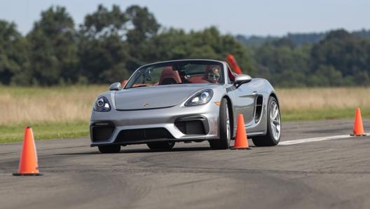 La Porsche Cayman Spyder è quasi la controparte senza tettuccio della Gt4, la Cayman più potente di tutte