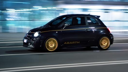 La Abarth 595 Scorpioneoro con livrea nera e dettagli esterni dorati